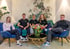 Ein Teamfoto wo Mitarbeiter vom City Fitness Waldirch auf einem Sofa und 2 Sessel sitzen