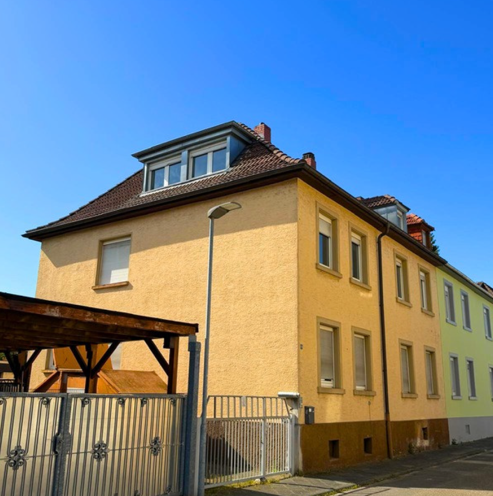 Wohnhaus in der Wormser Straße, Ilvesheim – Eckansicht mit Schleppgaube