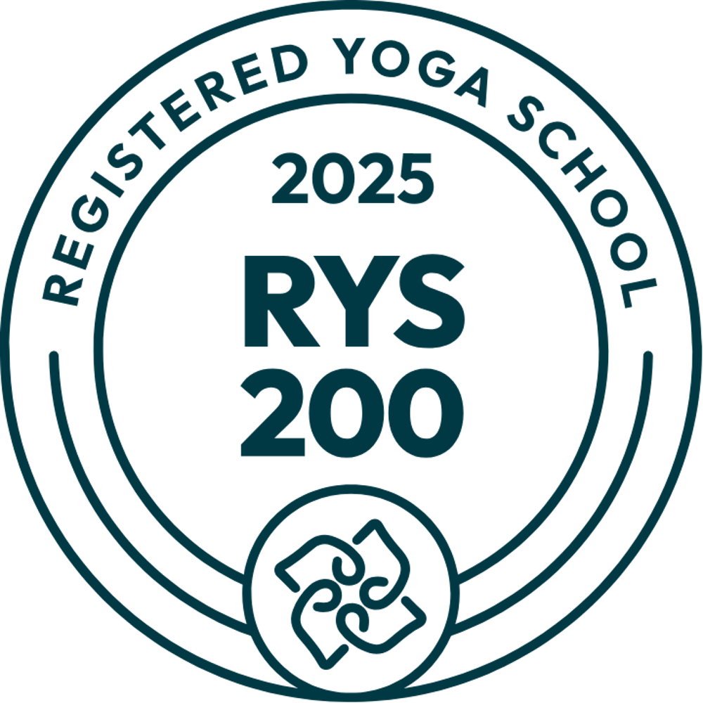 Siegel der Registered Yoga School 2025 RYS 200 mit kreisförmigem Text und floralem Symbol.