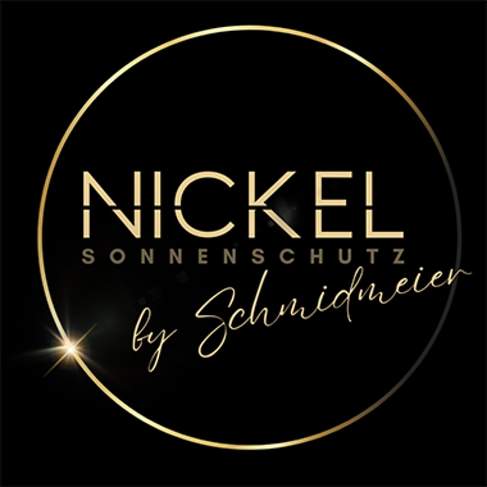 Goldenes Logo auf schwarzem Hintergrund: "NICKEL SONNENSCHUTZ by Schmidmeier" in goldenen Buchstaben mit Glanz.