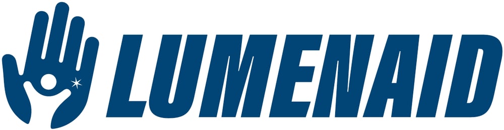 Blaues Lumenaid-Logo mit einer Hand, die einen Kreis und einen Stern enthält, neben dem Wort "LUMENAID".