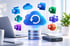 Blaues Wolken-Symbol mit Update-Pfeil über einem Server, umgeben von Microsoft 365 App-Icons wie Word, Excel und Outlook.