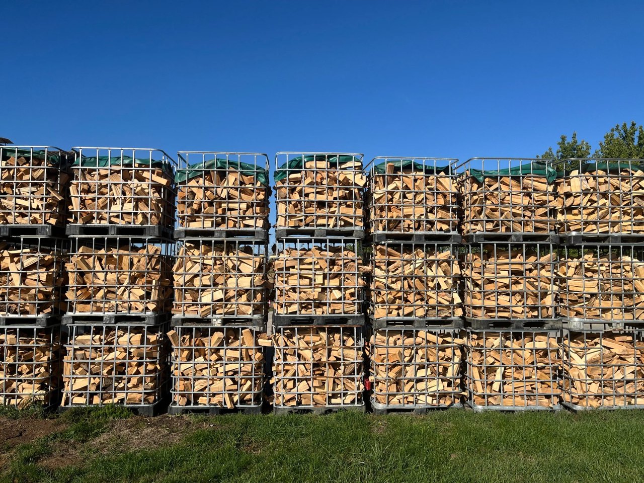 Gitterboxen voll kammergetrocknetem Buchen-Brennholz auf dem Hof von Brennholz Wörner in Leinfelden-Echterdingen