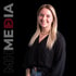Blonde Frau in schwarzer Bluse lächelt vor schwarzem Hintergrund mit "MHMEDIA" Logo.