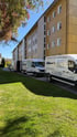 Transportfahrzeuge von Platzwerk Allgäu bei einer professionellen Wohnungsauflösung in einem Mehrfamilienhaus