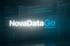 Der Text "NovaDataGo" leuchtet vor einem dunklen Bildschirm mit Daten-Dashboards.