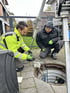 Servicetechniker an einem Pumpenschacht