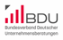 BDU Logo: Drei rote Balken, die ansteigen, und der Text "BDU Bundesverband Deutscher Unternehmensberatungen".