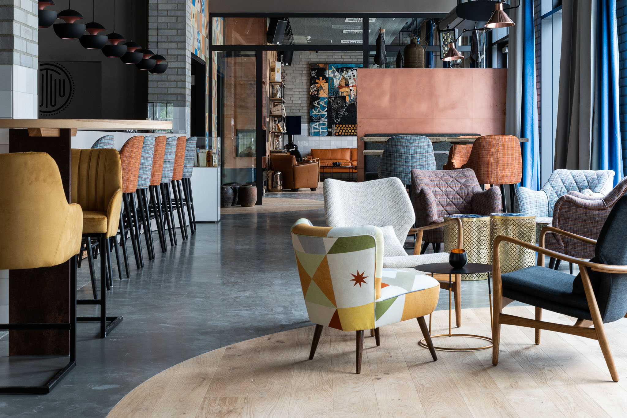 FREIgeist Göttingen Innenstadt – moderner Lounge- und Barbereich mit Holzboden