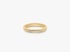 Goldener Ring mit einer umlaufenden Reihe aus kleinen, weißen Diamanten auf hellem Hintergrund.