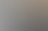 Jalousien mit horizontalen Lamellen und dunklen Bändern bedecken das obere Fenster eines Gebäudes.