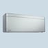 Silbernes Daikin Klimaanlagen-Innengerät an einer Wand.