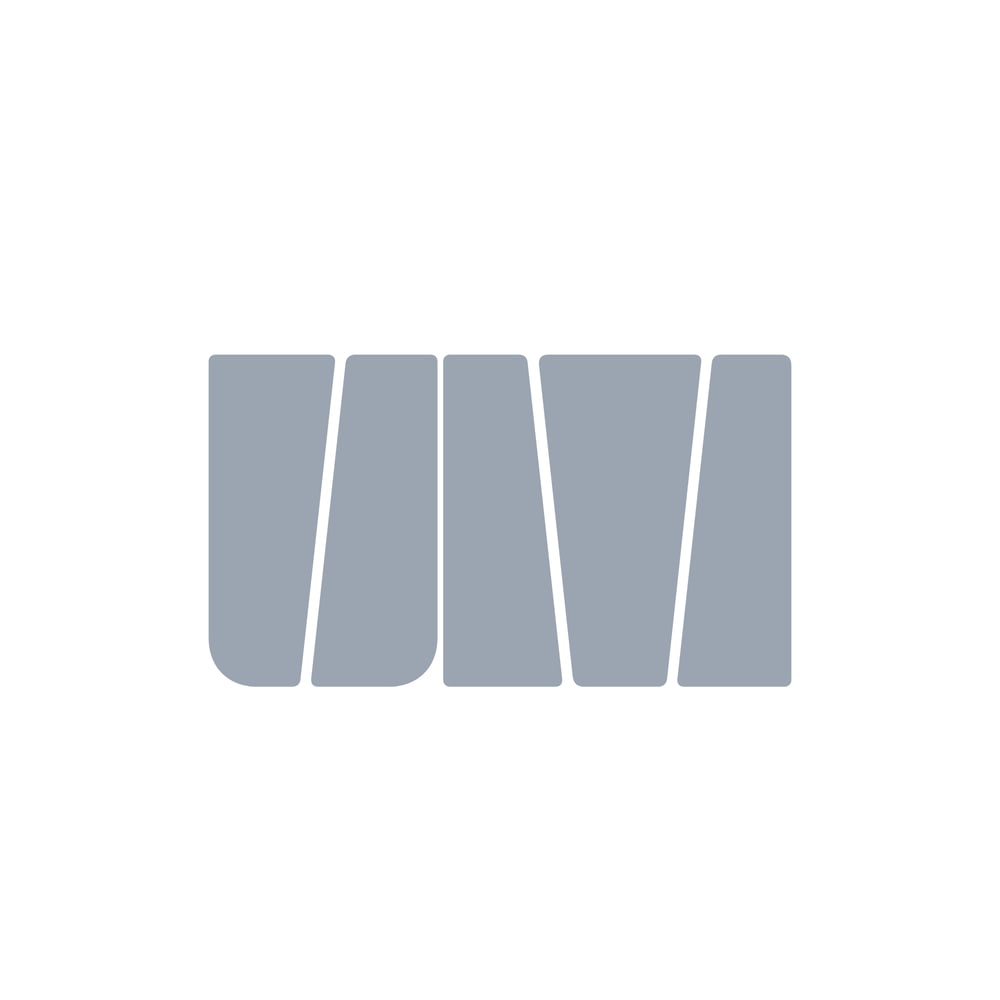 Graues Uwe Mangold Media-Logo auf weißem Hintergrund.