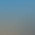 Mann geht durch eine riesige Solarfarm mit Reihen von Solarmodulen unter klarem blauem Himmel.