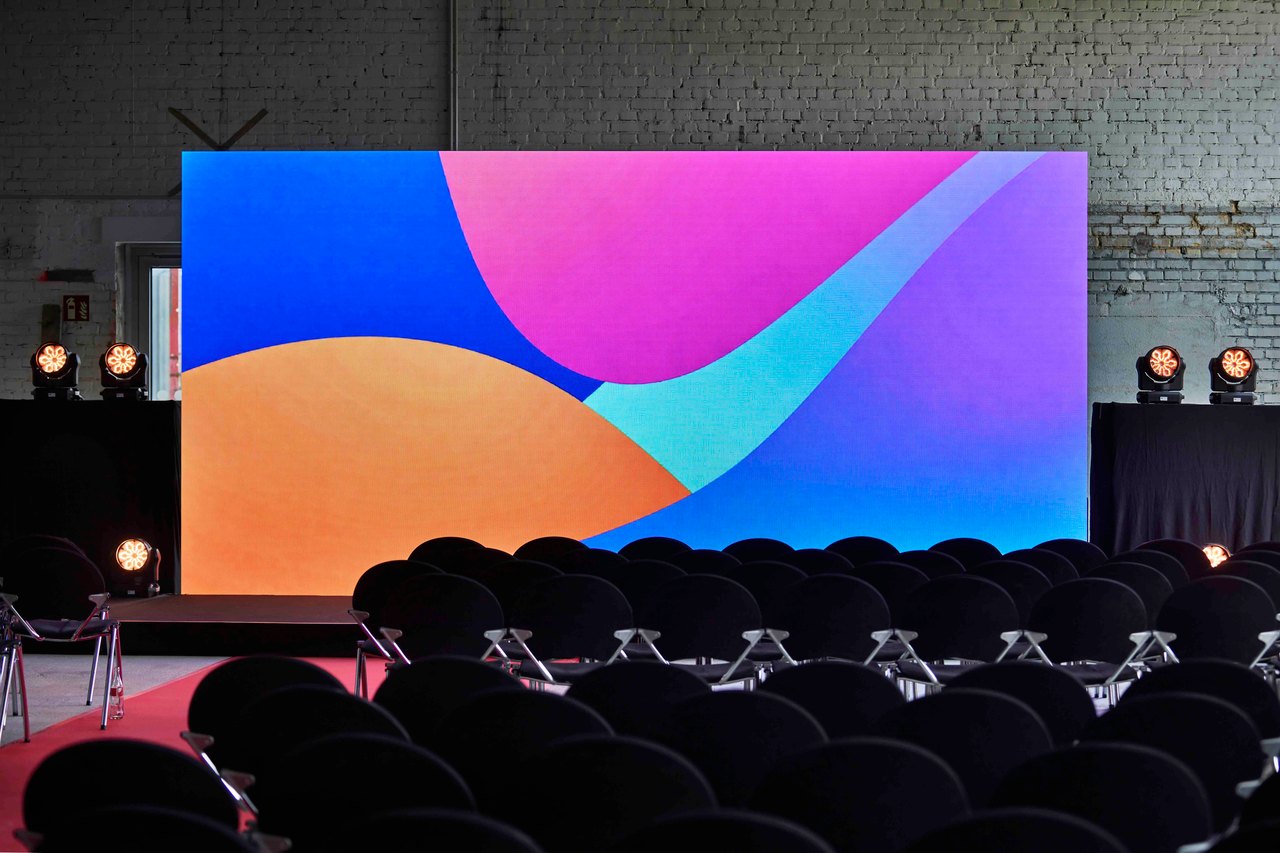 LED-Wand 1500 nits Helligkeit auf Corporate Event B\u00fchne \u2013 visua TWO