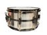 Silberne Snare-Drum aus gebürstetem Metall mit schwarzen Spannböckchen und goldenen Details vor schwarzem Hintergrund.