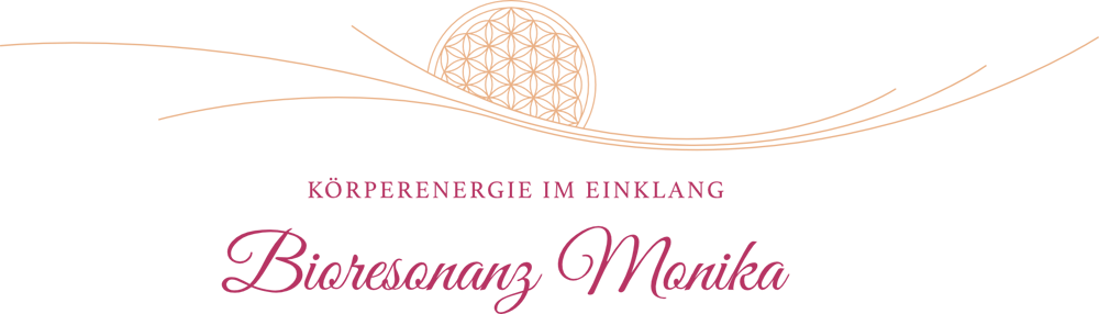 Logo: "KÖRPERENERGIE IM EINKLANG, Bioresonanz Monika" mit abstraktem Sonnen- und Wellenmuster.