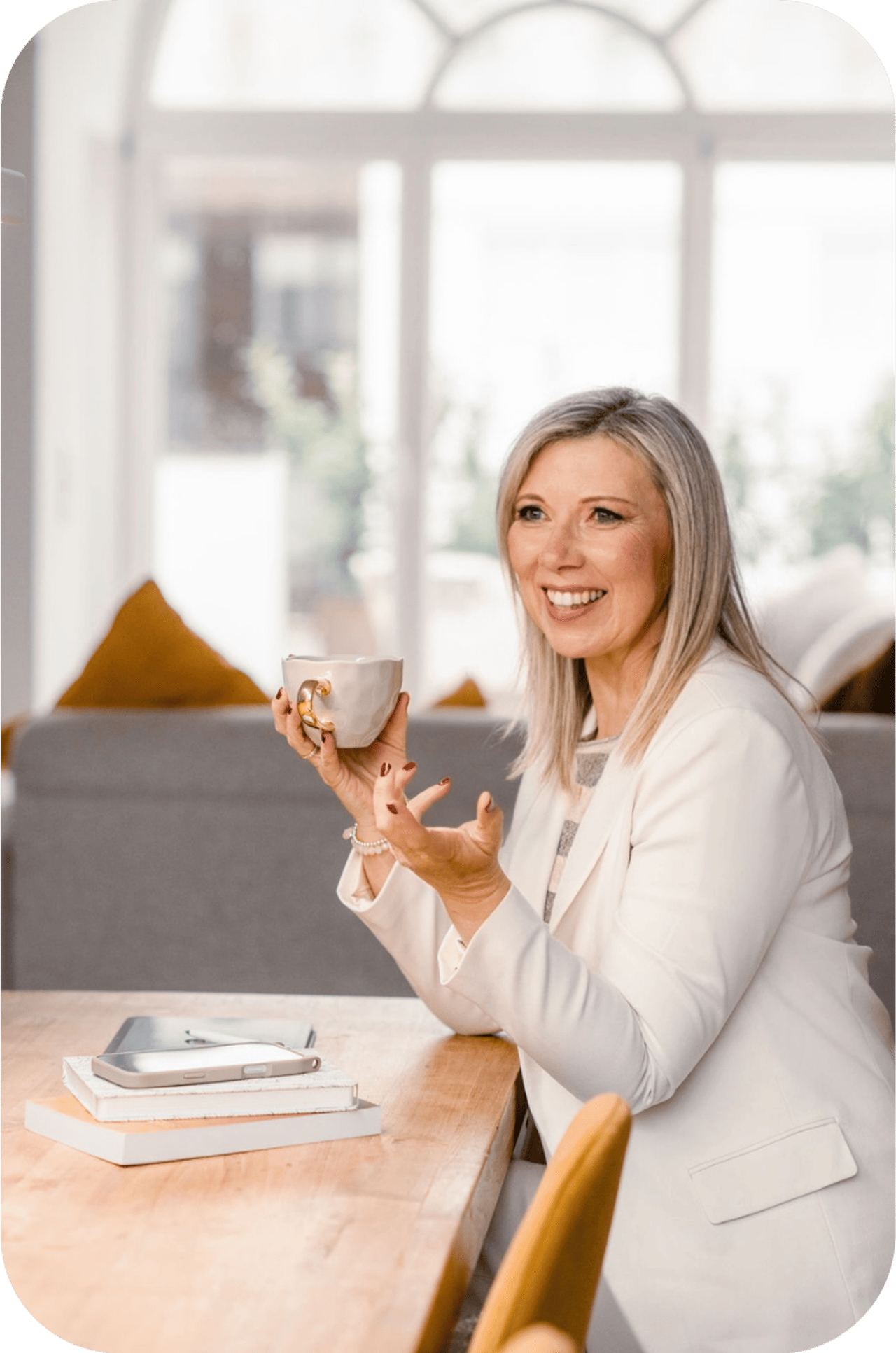 Susanne Kettler am Tisch mit einer Tasse