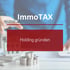 Eine Person hält einen Stift über ein Modellhaus, mit den Texten "ImmoTAX" und "Stiftung gründen".