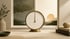 Ruhiges Barometer vor einem Fenster zwischen dunkler Wolke und hellem Horizont zur Einordnung von Jobunzufriedenheit.