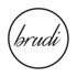 Schwarzer Kreis mit dem Wort "brudi" in kursiver, handgeschriebener Schrift. Brudi Parfum Logo