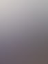 Zwei Frauen schütteln sich die Hände, eine hält ein Diplom vor einem blauen ABC-Banner.