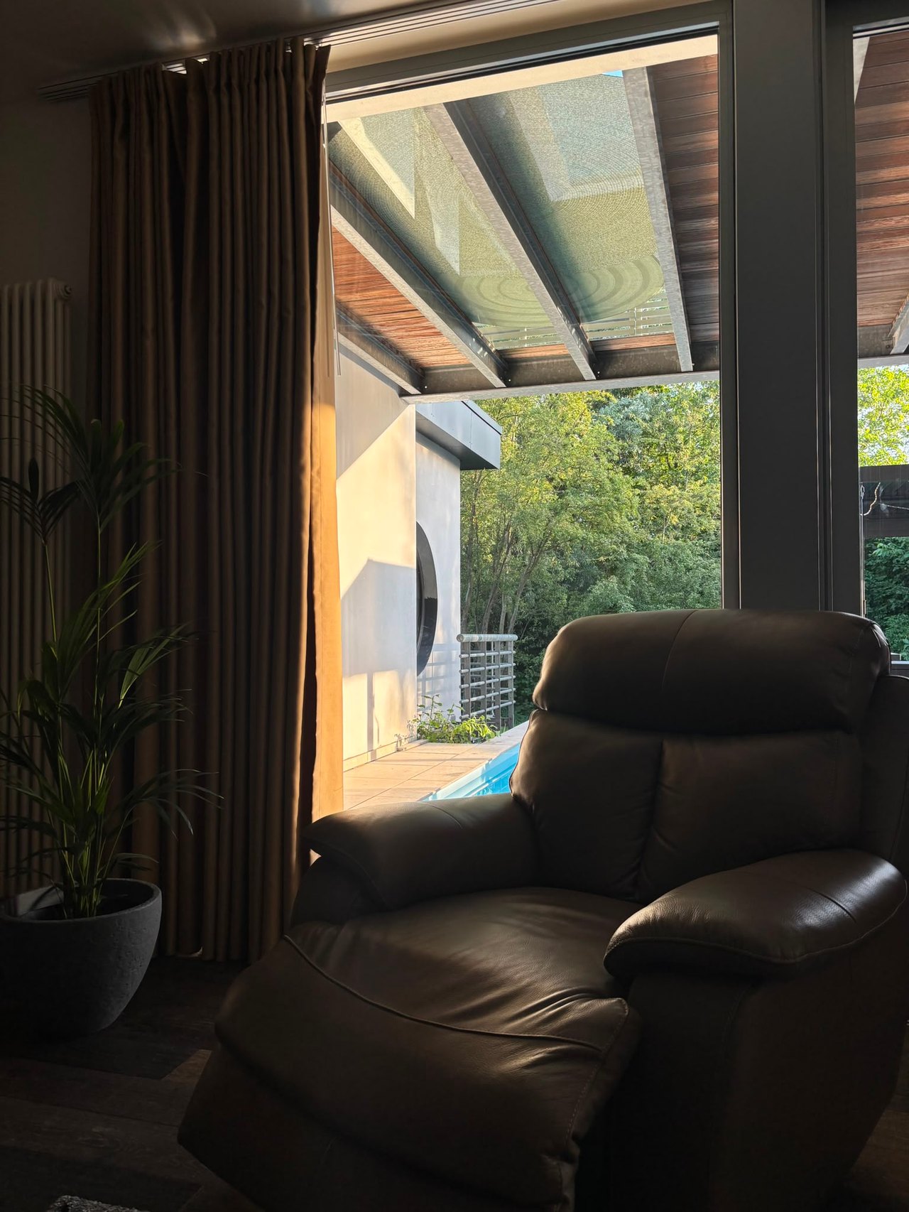 Wellness Oase – Wohnbereich mit Blick auf den Pool