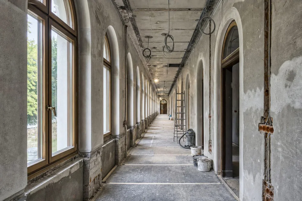Bogengang vor und nach dem Ausbau