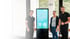 Drei lächelnde Personen stehen neben einer Stele mit der Aufschrift „Mini Zuekunft Energy Creator“ und einem QR-Code.