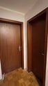 Dunkle Holztüren vor der dokumentierten PORTAS-Renovierung