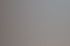 Eine Person liest eine Broschüre mit Bildern und Text über Bildschirme und Tastaturen an einem Schreibtisch.
