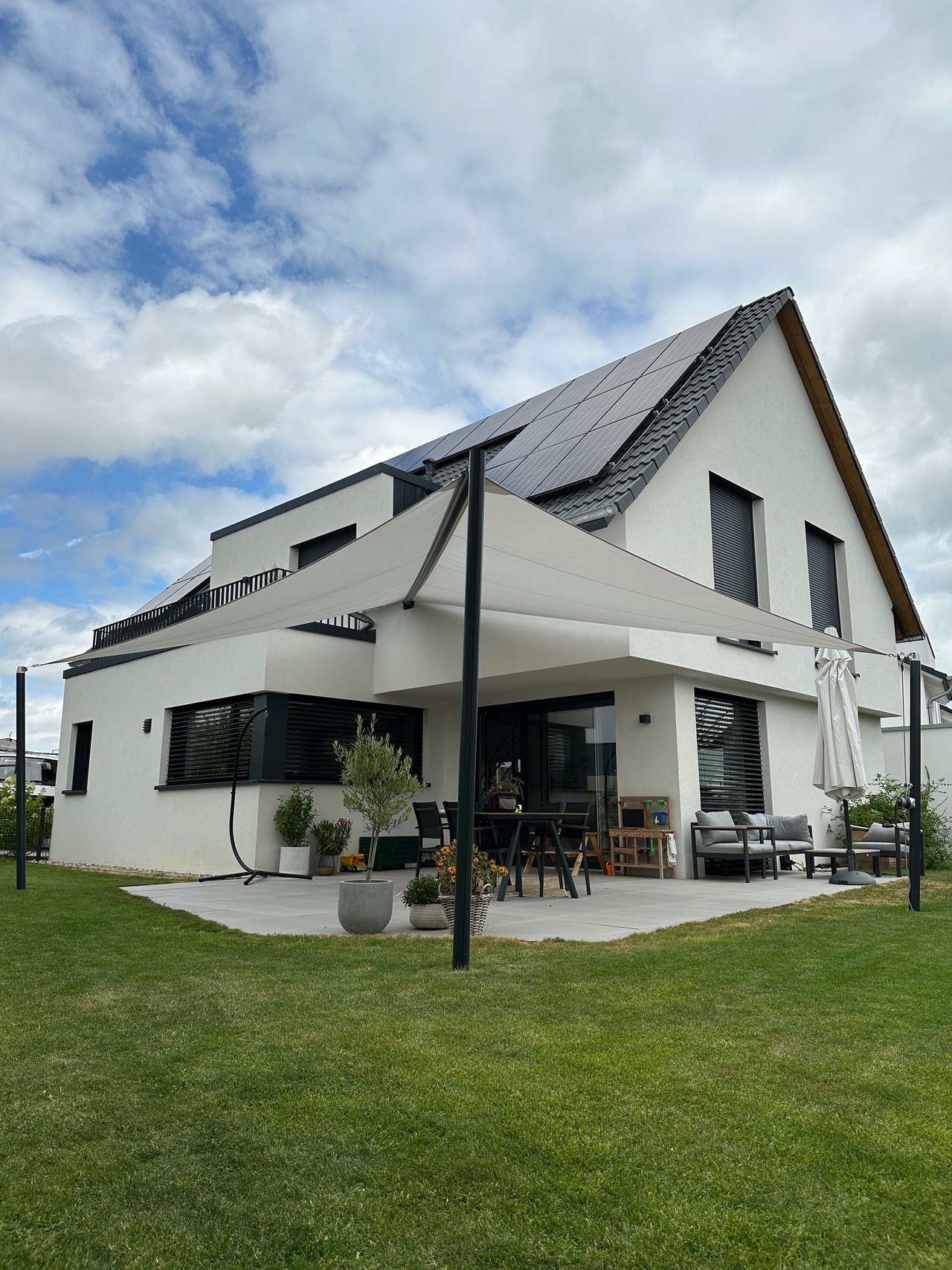Sonnensegel über der Terrasse eines Wohnhauses im Taunus