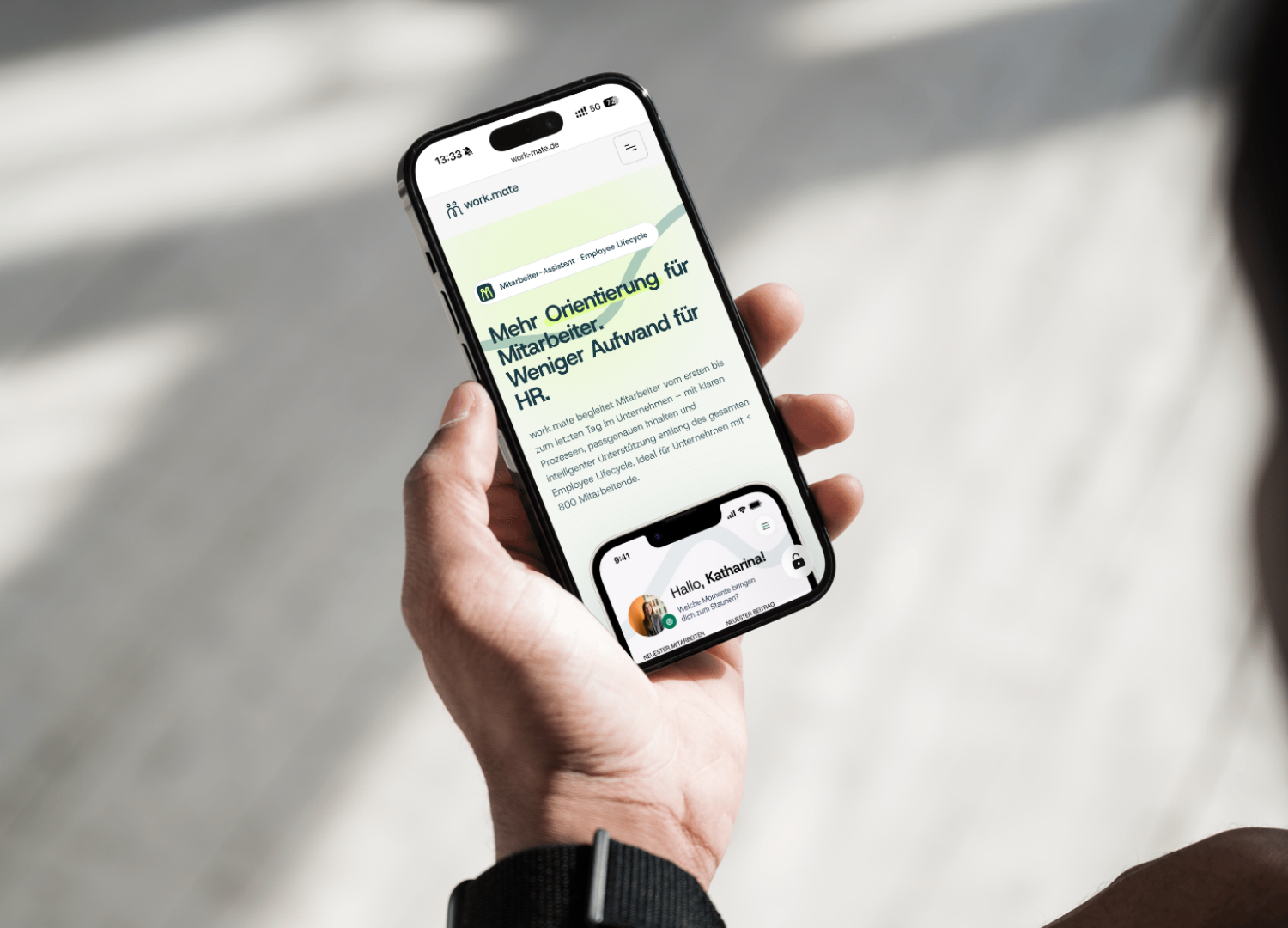Website auf Desktop und Smartphone