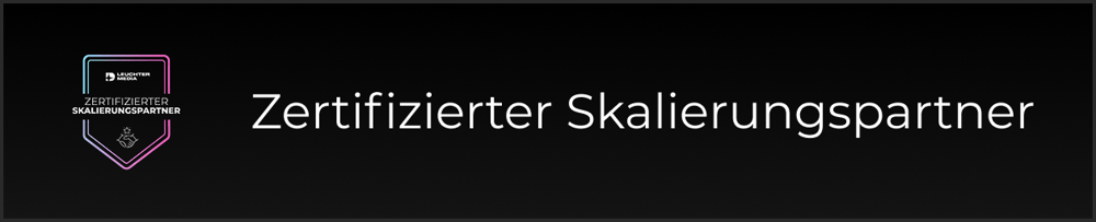 Zertifizierter Skalierungspartner Text neben einem blauen und lila Wappen-Logo mit kleinem Text.