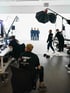 Shooting im Studio: Crew an Monitoren und Licht vor der weißen Hohlkehle