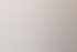 Zwei Männer schauen lächelnd auf einen Laptop in einem sonnigen Büro.