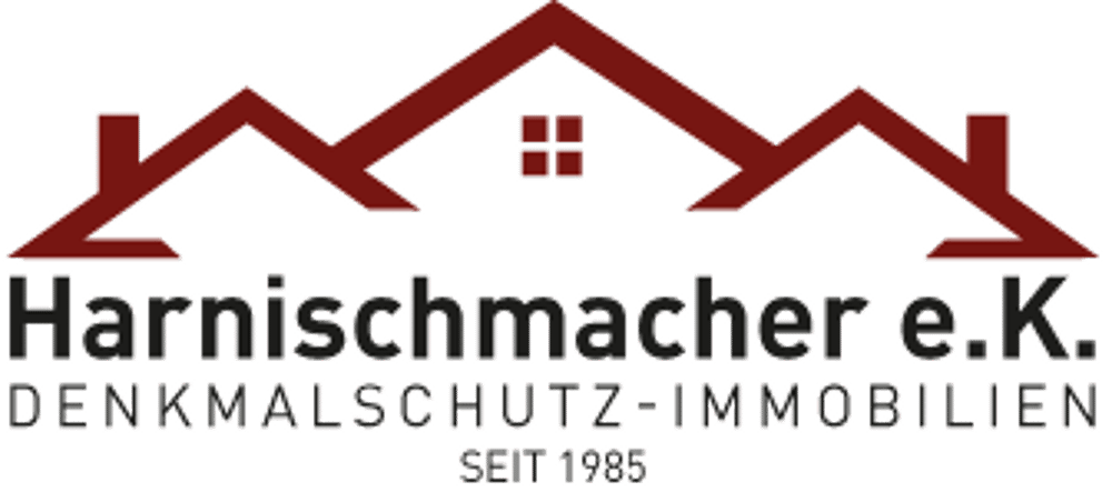 Rotes Dach mit Fenster über dem Text "Harnischmacher e.K. DENKMALSCHUTZ-IMMOBILIEN SEIT 1999" auf grünem Hintergrund.