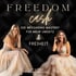 Zwei Frauen in cremefarbenen Kleidern, mit Text "FREEDOM cash DIE MESSAGING MASTERY FÜR MEHR UMSATZ & FREIHEIT".