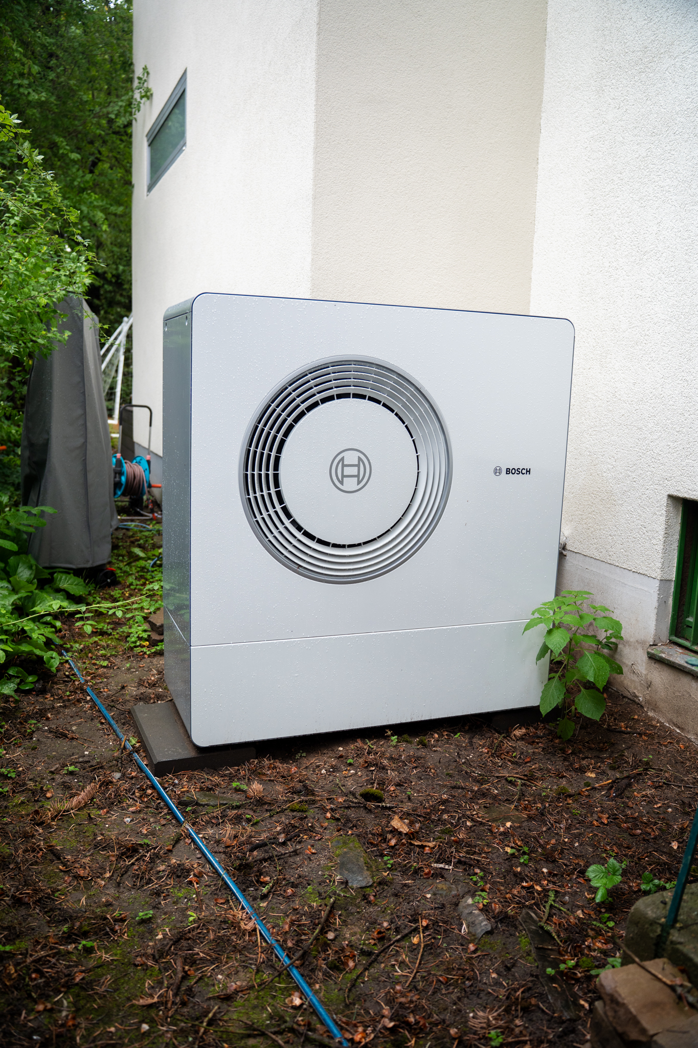 Wärmepumpen-Außeneinheit von Bosch an einem Wohnhaus