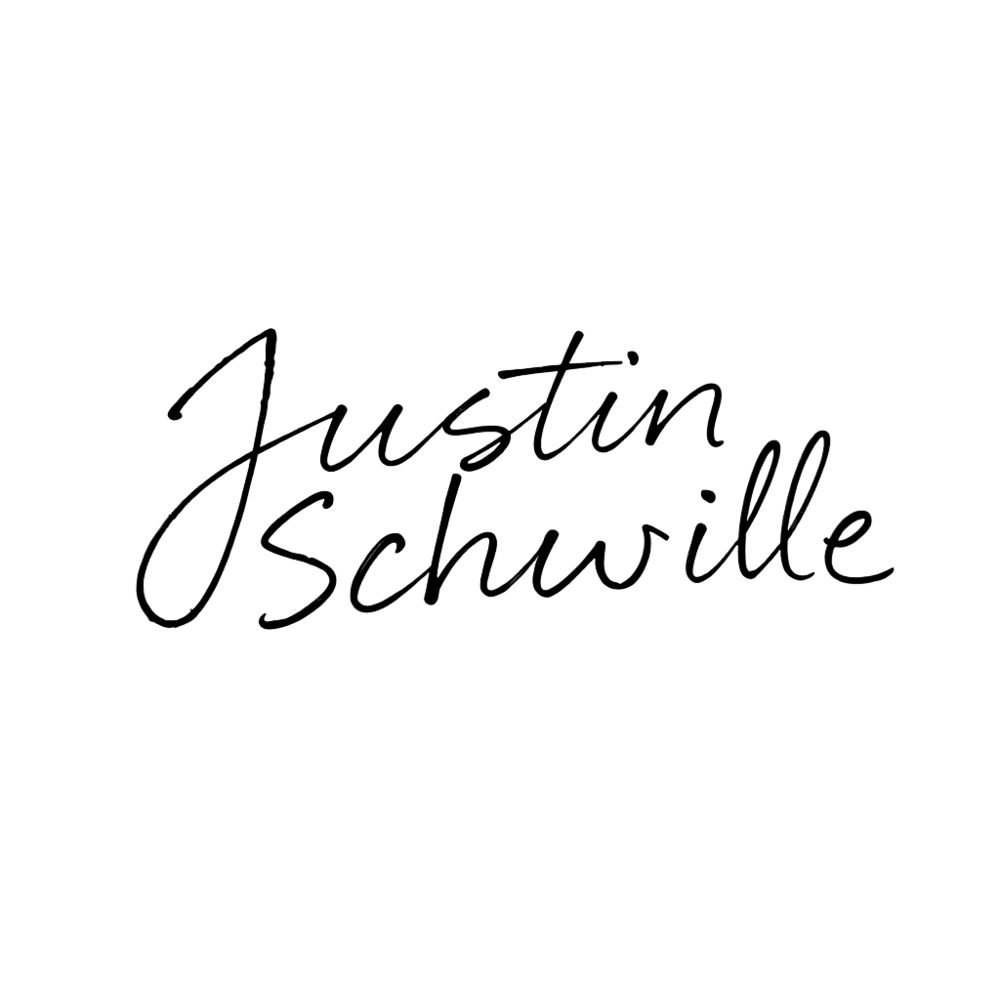 Der Schriftzug "Justin Schiwillie" in schwarzer, kursiver Schrift auf dunklem Grün.