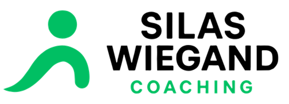 Logo: Grüne Figur und Text "SILAS WIEGAND COACHING" in Schwarz und Grün.