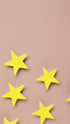 Mehrere gelbe Sterne sind auf einem beigen Hintergrund verstreut.