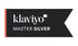 Schwarzes Banner mit "klaviyo MASTER SILVER" in weißer Schrift und rotem Rand.