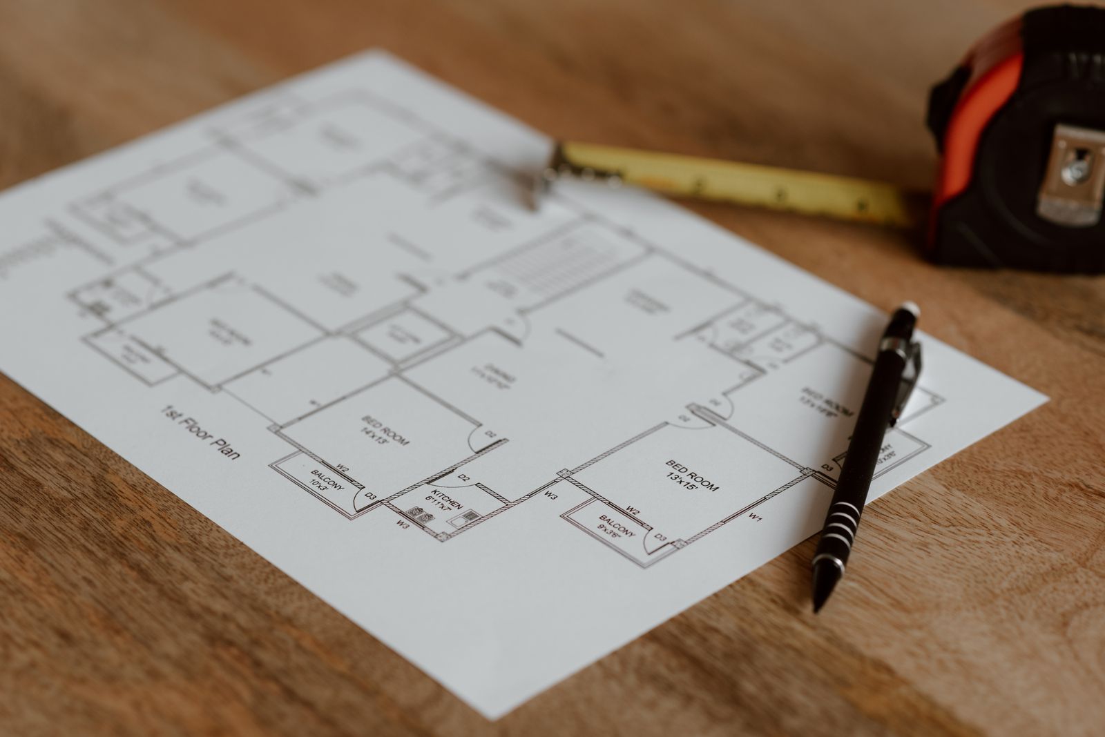 Grundriss und Bauplan auf dem Arbeitstisch