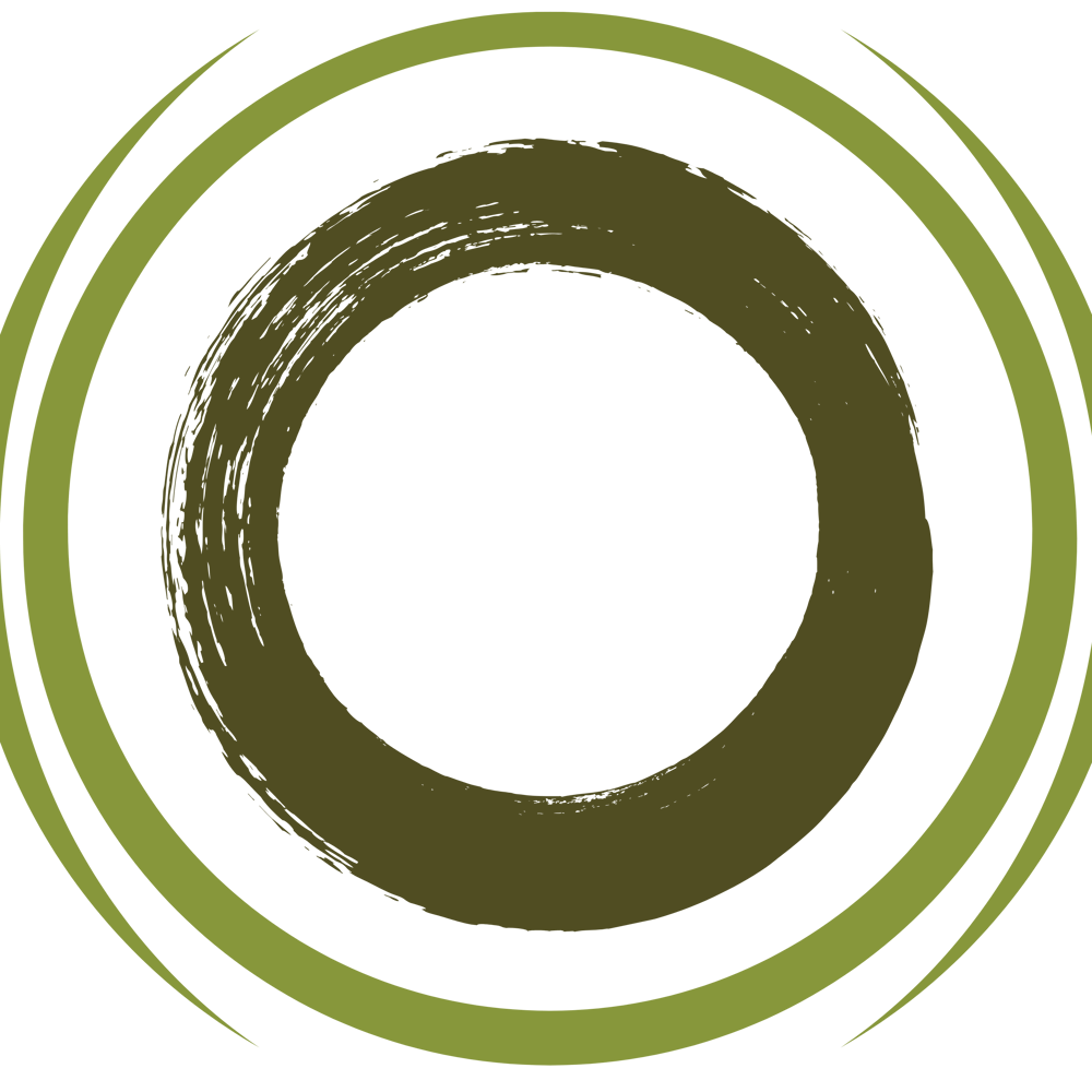 Dunkelgrüne, runde, handgemalte Pinselstrichform mit zwei dünnen, hellgrünen Ringen.