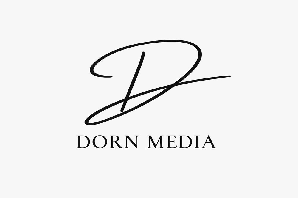 Schwarzer, kursiver Buchstabe D über dem Text "DORN MEDIA" auf weißem Hintergrund.