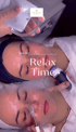 Zwei Frauen erhalten Gesichtsbehandlungen; eine wird mit einem Gerät behandelt, die andere mit einer Maske. Text: Spa Day Relax Time.