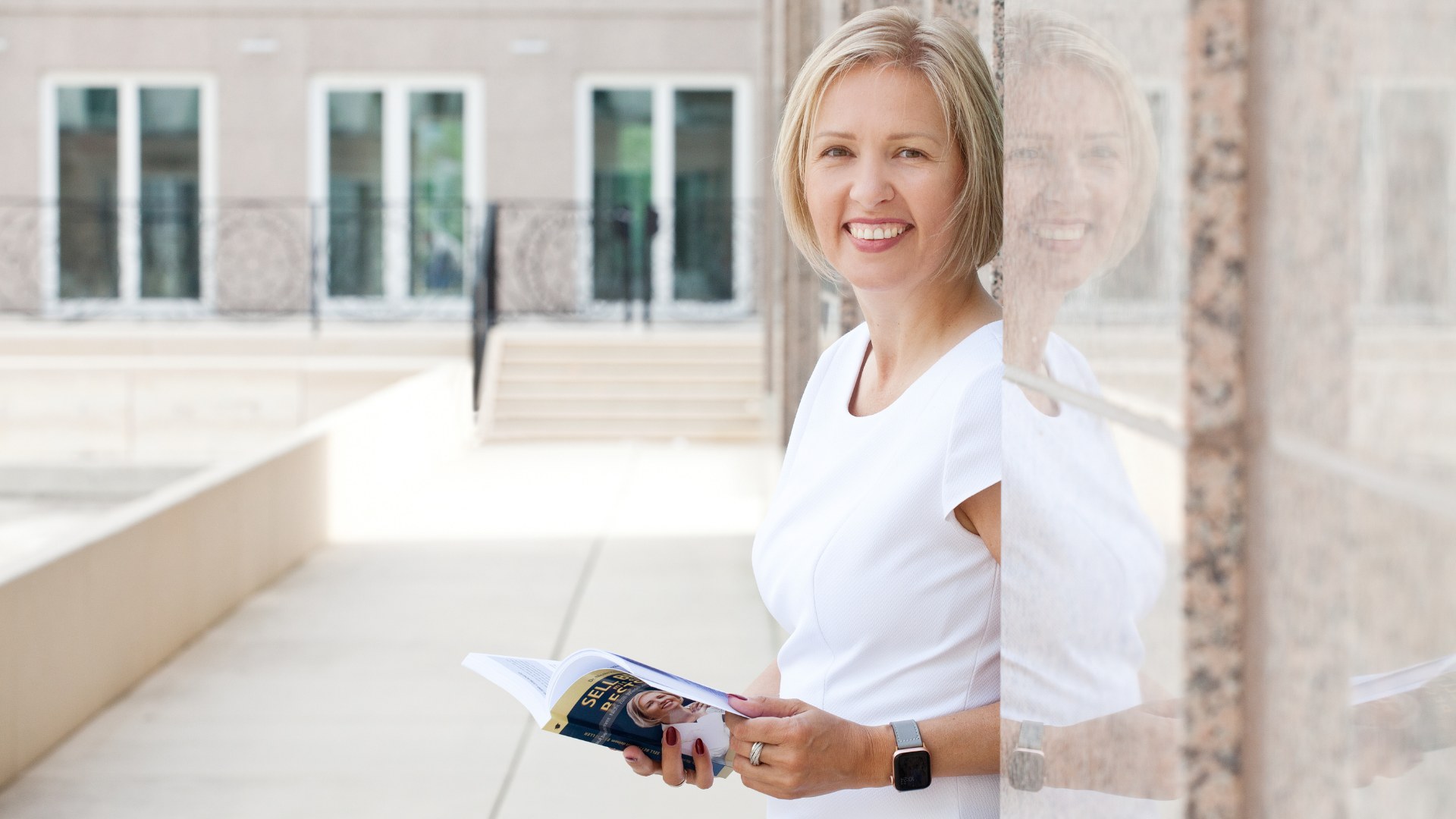 Dr. Nicole Hermann hält ihr Buch SELL BETTER mit deinem BESTSELLER in der Hand