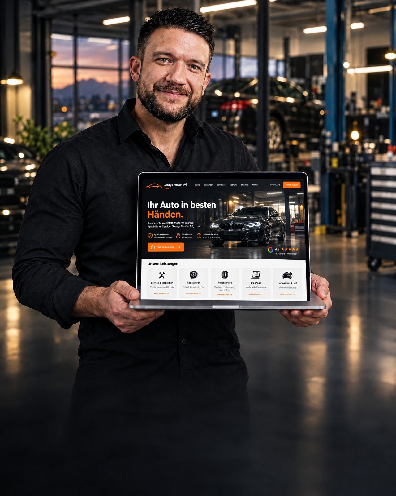 Benjamin Nogler zeigt am Laptop eine moderne Website für eine Garage in Uster