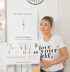 Frau mit blonden Haaren und "love your self." T-Shirt steht neben einer "FEATHER TOUCH" Produktanzeige.